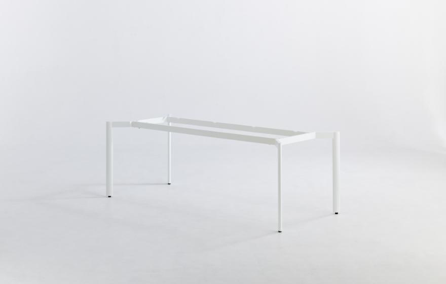 オフィス　スタイリッシュ　テーブル脚